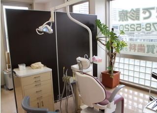 診療チェアごとにパーティションを設けております。