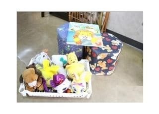 お子様用に絵本、おもちゃをご準備しています。