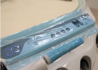 診療台の人が触れる部分は直接触れないようにシールを貼り、定期的に交換することで感染対策を行っています。