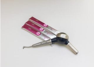 エアフローと呼ばれる機器です。微粒子を歯に吹き付け、着色を落とします