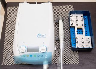 超音波スケーラーです。歯周病治療で歯垢の除去に使います