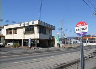 当院の外観です。バス停も近くにございます。