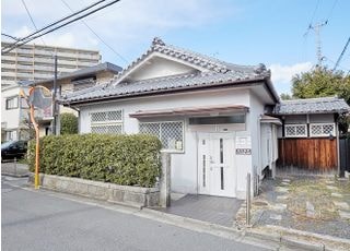 松本歯科医院の外観です。当院は木曜日を除く平日・土曜日ともに診療しております。