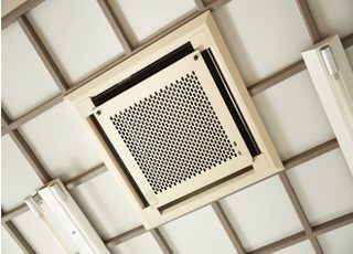 医療用の空気清浄機を導入しております。