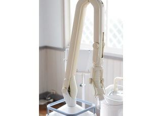 口腔外バキュームを使用して粉塵を吸い取ります。