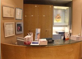 まずは受付へお越しください。