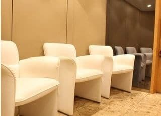 白いひとりがけソファでお待ちください。