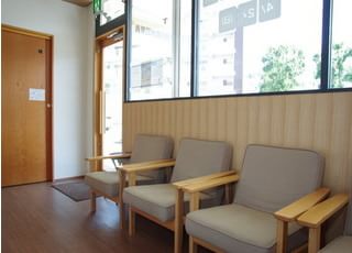 待合室は落ち着いた雰囲気でリラックスできます。