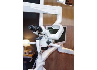 マイクロスコープを使った精密な治療が行えます。