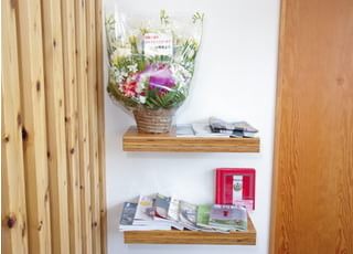 院内には雑誌や本を置いています。