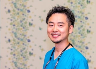 いろどり歯科 岡本 嵩弘 院長 歯科医師 男性