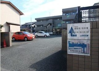 駐車場をご用意していますので、お車の方はご利用ください。