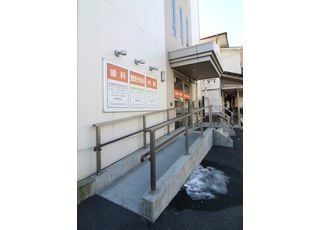 入口にはスロープを備えております。