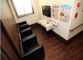 待合室です。一人掛け用のソファでごゆっくりお寛ぎください。