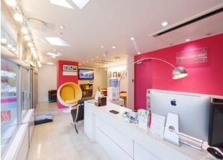 受付です。色鮮やかな壁紙とあたたかさのある雰囲気です。