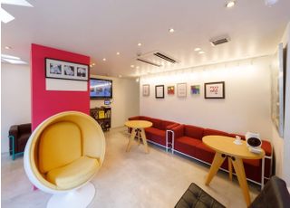 カフェのようなおしゃれなインテリアでお待ちください。