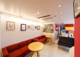 ソファでごゆっくりお待ちください。