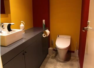 広くて清潔なトイレです。