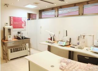 院内に被せ物やインプラントなどを製作する技工室があります。