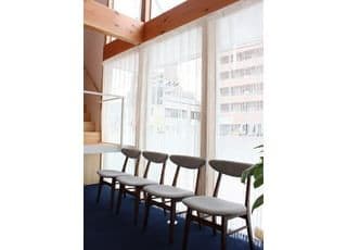 窓が大きい待合室です。