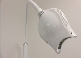 ホワイトニング機器です。当院はオフィスホワイトニング、ホームホワイトニングの両方を行っております。