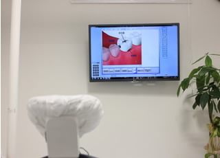 各チェアにモニターを設置しております。