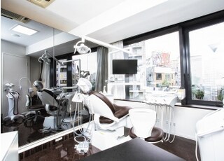 窓からは光が入る、明るい院内で治療を受けていただけます。