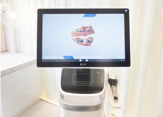 詰め物被せ物を作成する際に使用する設備です。患者様に不快感を与えることなく、コンピューターを使って補綴物を設計・製作します。