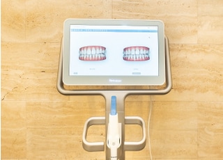 マウスピース作成時に使用する口腔内スキャナーです。矯正時のシュミレーションなども見ることができます。