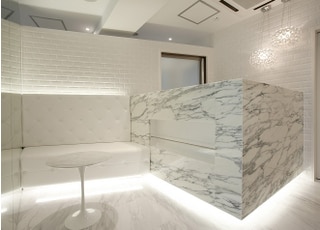 清潔感のあるエントランスです。リラックスしてお待ちください。