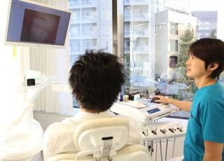 各ユニットに付属のモニターも使用するなど、言葉だけでなく見てわかるような説明を心がけております。