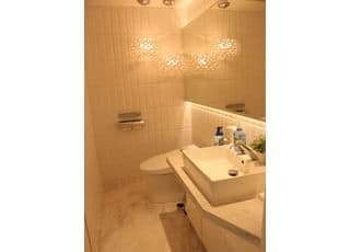 お手洗いも居心地の良い空間とし、治療後のお口チェックにもご利用いただけるように大きな鏡を置いております。