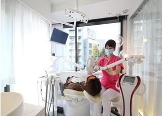 診療ブースは窓に面していますので、開放感があります。