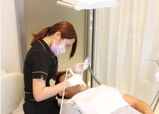 歯のクリーニングでは歯面だけでなく歯の隙間の汚れも取り除ける機器を使用し、よりきれいなお口となるように努めております。