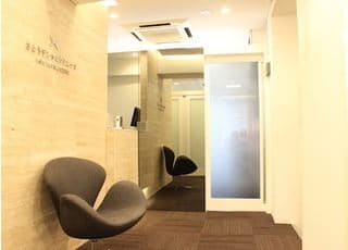 ５階診療室のエントランスです。落ち着いた雰囲気の待合室でお待ちください。