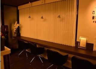 夜はまたお昼と違ったイメージの待合室になります。