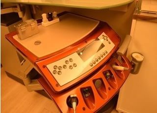 器具を置く台は海外の車の素材を使っています。