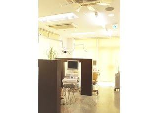 診療室です。陽の光が入ってくる明るい空間です。