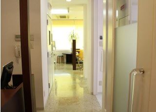 診療室に入る廊下です。