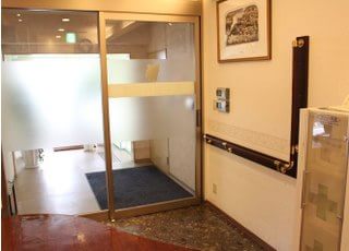 手すりがあるのでご利用ください。