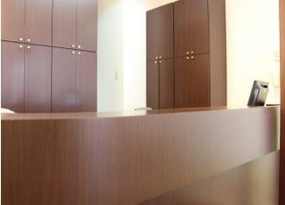 受付です。スタッフ一同笑顔でお迎えします。