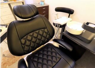 治療時はチェアに身を委ねてください。