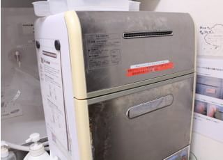 一人ひとりの治療後、機器洗浄を行います。