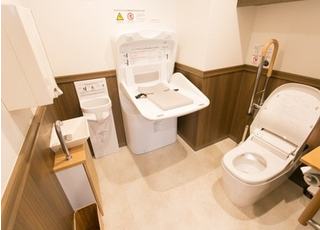 お手洗いは清潔さを維持し、お子様連れや車イスの方も使用できる広さです。