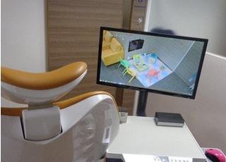 キッズルームのお子様の様子を治療中でもユニットサイドのモニターで確認することができます。