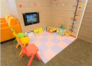 キッズスペースです。小さなお子様はこちらでお待ち頂けます。