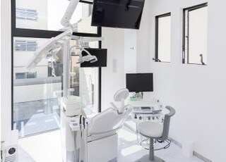 診療室は、明るく開放感のある診療室で、それぞれパーテーションで仕切られていますので他の方を気にすることなく治療を受けて頂けます。