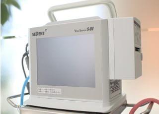 治療内容に応じて生体モニターを使用し、患者様の状態を確認しながら治療をおこなっております。