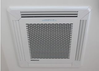 空気清浄装置でウィルスや細菌、微粉塵等を除去して、清潔な院内環境をつくっています。