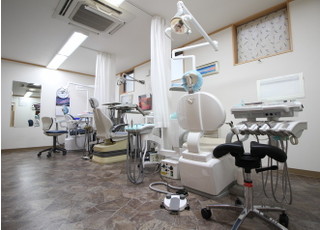 当院診療室です。治療の際はカーテンで治療台同士を区切らせて頂きます。